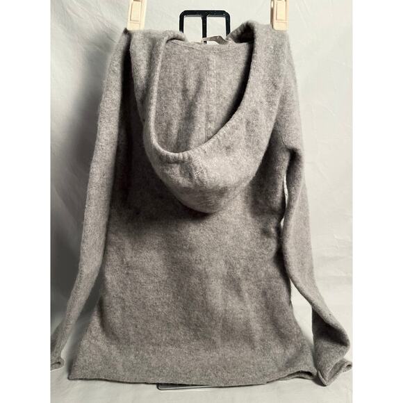 Athleta Girls Cashmere Hoodie Sweater Gray Size Small Pullover Cozy Soft - Picture 3 of 7